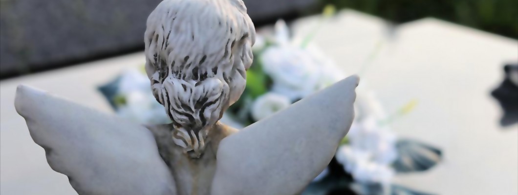 Kaj predstavlja kipec angelčka na nagrobnem spomeniku?